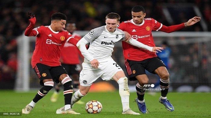 Gelandang muda Swiss Michel Aebischer (tengah) bersaing dengan gelandang Inggris Manchester United Jesse Lingard (kiri) dan striker Inggris Manchester United Mason Greenwood