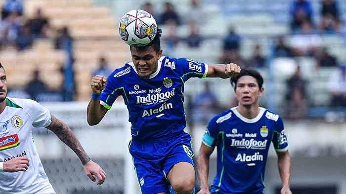 Gelandang Persib Bandung Rachmat Irianto menghalau bola di laga Persib Bandung vs PSS Sleman di Stadion GBLA, Bandung, Minggu 5 Februari 2023, Pasukan Luis Milla menang 2-0 dan kembali puncaki klasemen Liga 1 2022/2023. Di Bawah Luis Milla Persib Bandung Unbeaten 14 Laga Usai Tekuk PSS, Kans Jalur Juara Terbuka Lebar