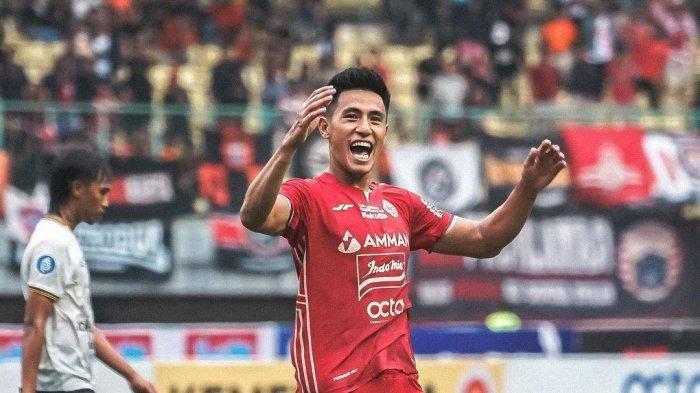 Gelandang Persija Jakarta Hanif Sjahbandi melakukan selebrasi