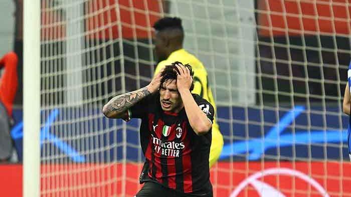 Gelandang Sandro Tonali tampak menyesal setelah gagal memanfaatkan peluang emas untuk mencetak gol di laga AC Milan vs Inter Milan di semifinal Liga Champions leg 1 di San Siro, Kamis 11 Mei 2023. Kekalahan Rossoneri pula memantik komentar dari pelatih Stefano Pioli dan menyoroti kelemahan timnya.