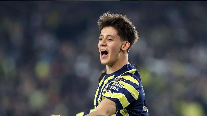 TWITTER.COM/CUNHALDASTRANS
Gelandang serba bisa milik Fenerbahce, Arda Guler, jadi incaran AC Milan pada musim panas 2023 ini.