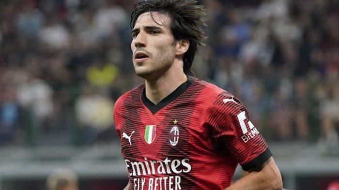 Gelandang tengah AC Milan Sandro Tonali dikabarkan bakal hengkang dari Rossoneri di bursa transfer pemain 2023 setelah diincar oleh klub Liga Inggris, Newcastle United. Hot Transfer Rossoneri: Sandro Tonali Dikabarkan Setuju Pindah ke Newcastle, Tinggal Restu AC Milan