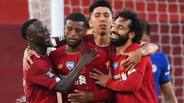 Georginio Wijnaldum dipeluk oleh rekan satu timnya seusai mencetak gol pada laga Liverpool vs Chelsea di Stadion Anfield dalam lanjutan pekan ke-37 Premier League, kasta teratas Liga Inggris, Rabu 22 Juli 2020.