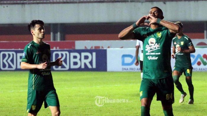 Persebaya Surabaya menang 1-0 atas Madura United, Sabtu (20/11/2021) malam di Stadion Maguwoharjo, Sleman, dalam laga pertama seri 3 atau pekan-12 Liga 1 2021. Gol kemenangan Persebaya dicetak oleh Jose Wilkson menit 51 lewat titik putih. TRIBUN JOGJA/TAUFIQ SYARIFUDIN