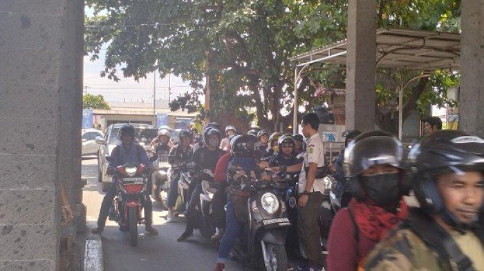 Suasana pemeriksaan identitas di Pos KTP Gilimanuk, Jembrana, Bali, Minggu 14 April 2024.