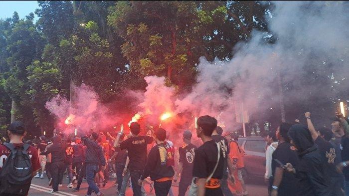 Liga 1 Ricuh, Laga Bali United Vs Dewa United, The Jakmania Bentrok ...