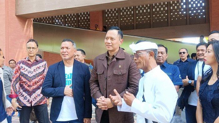 KUNJUNGAN - Dalam kunjungannya ini, Menko AHY didampingi oleh Direktur Utama InJourney Maya Watono, Deputi Bidang Koordinasi Konektivitas Odo R. M. Manuhutu, Staf Khusus Menko Si Made Rai Astawa, Kepala Kantor Otoritas Bandar Udara Wilayah IV Cecep Kurniawan, Direktur Komersial Angkasa Pura Indonesia Rizal Pahlevi, Regional CEO II Angkasa Pura Indonesia Bapak Wahyudi, dan GM Angkasa Pura Indonesia Bandara I Gusti Ngurah Rai Ahmad Syaugi Sahab.