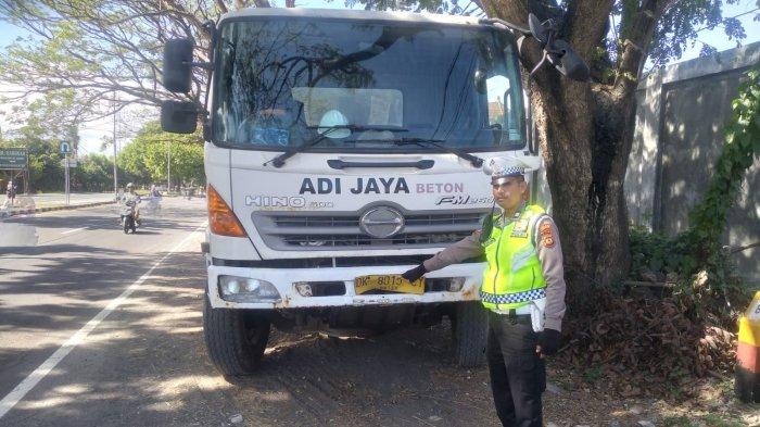 Satlantas Polres Gianyar saat melakukan olah TKP di Bypass IB Mantra, wilayah Banjar Rangkan, Desa Ketewel, Kecamatan Sukawati, Kamis 27 Juli 2023.
