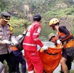Evakuasi Korban - Petugas mengevakuasi korban meninggal dalam ritual pengobatan malam Jumat di Danau Quarry, Bogor, JUmat (14/7).