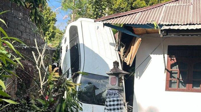 Nyungsep - Kondisi mobil Avanza putih yang nyungsep ke pekarangan warga di Madenan, Kecamatan Tejakula. Peristiwa ini disebabkan karena mobil mengalami kendala pada fungsi rem.