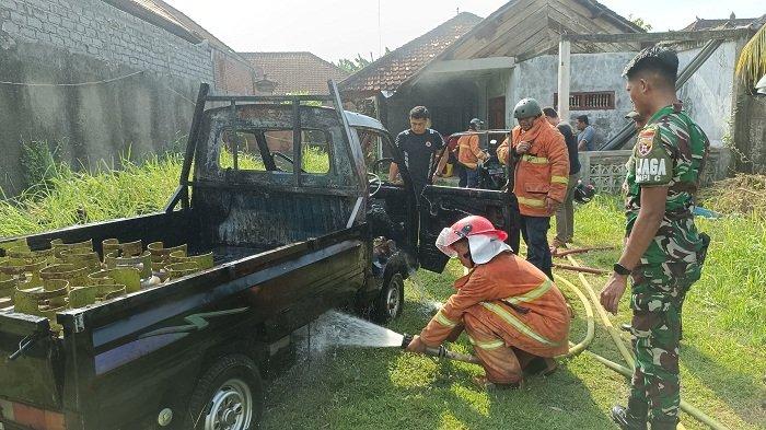 KEBAKARAN - Suasana saat proses penanganan kebakaran satu unit mobil pikap warna hitam di Lingkungan/Kelurahan Pendem, Kecamatan Jembrana, Rabu 5 Pebruari 2025.
