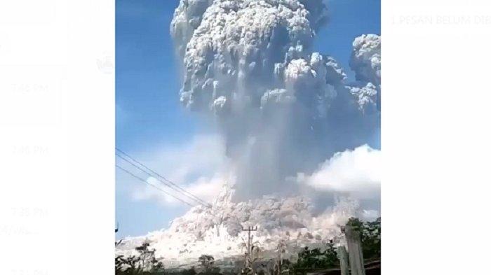 Kolom abu erupsi Gunung Raung.