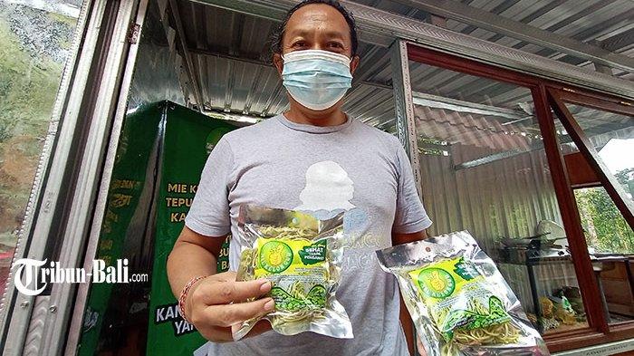 I Wayan Sumerta Dana Arta alias Wayan Mokoh saat menunjukan dua bungkus mi kelor