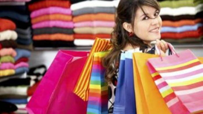 Ilustrasi berbelanja -Belanja masyarakat cenderung melandai pada periode libur panjang pertengahan Mei 2024. Mandiri Spending Index (MSI) melaporkan, secara umum belanja masyarakat di periode tersebut turun 0,7 persen dibandingkan rata-rata belanja di pekan-pekan sebelumnya.