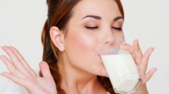 Ilustrasi minum susu