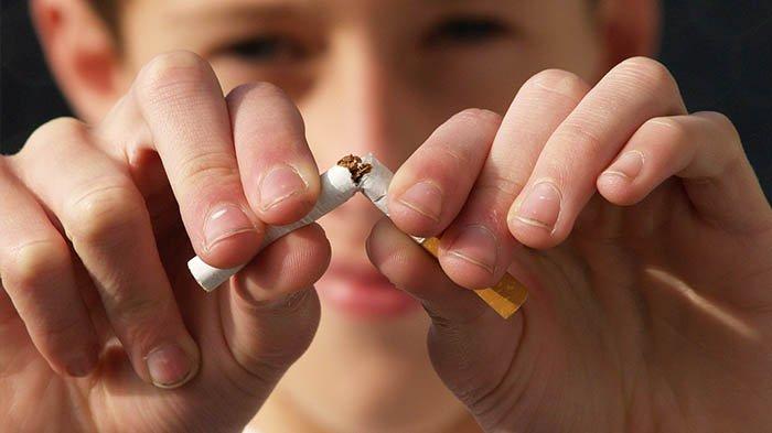 Ilustrasi rokok -Sebagian masyarakat Jembrana, khususnya para orang tua siswa diresahkan dengan peredaran rokok tanpa cukai alias rokok ilegal.

Peredaran rokok ilegal disebut sudah mulai merambah di pelosok desa wilayah Jembrana.

Hal ini berdampak ke rasa waswas pihak orang tua, karena anak sekolah justru lebih gampang membeli rokok tersebut.

Mengingat harganya jauh lebih murah dari rokok legal yang beredar di pasaran.
