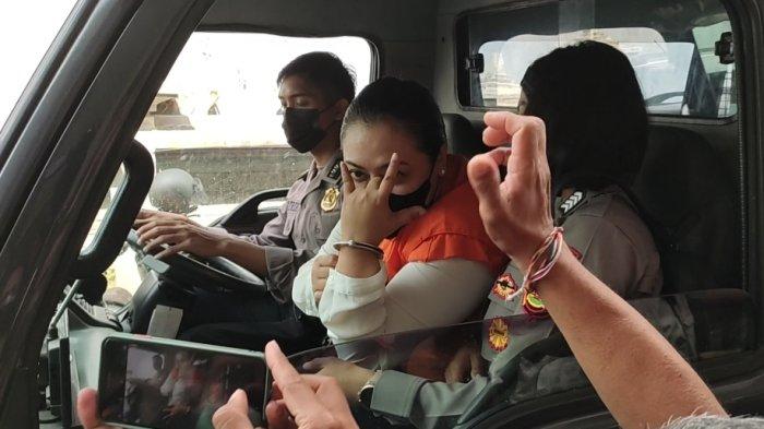 Mantan  Bupati Tabanan, Eka Wiryastuti menjalani sidang kasus dugaan suap Dana Insentif Daerah (DID) Tahun Anggaran 2018 di Pengadilan Tindak Pidana Korupsi (Tipikor) Denpasar, Selasa 14 Juni 2022. Eka menujukkan salam jari metal memberi simbol kesetiaannya kepada PDI Perjuangan dan Megawati.