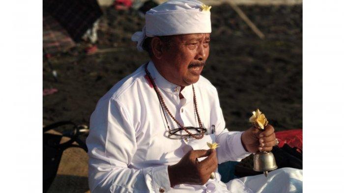 Jero Mangku Ketut Maliarsa saat mapuja - Umat Hindu di Bali akan melangsungkan hari raya Kuningan, pada 12 Agustus 2023. 

Hari suci Kuningan diawali dengan penampahan Kuningan yang jatuh pada Jumat, Wage Wuku Kuningan, tanggal 11 Agustus 2023.
