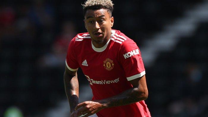 Gelandang Jesse Lingard kembali memperkuat Manchester United dengan memakai jersey home baru musim 2021/2022 di Pride Park, Minggu 18 Juli 2021. Hasil laga Manchester United vs Derby County 2-1.