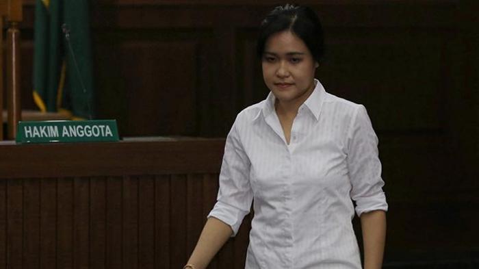Terdakwa Jessica Kumala Wongso hendak menjalani sidang dengan agenda mendengarkan keterangan saksi ahli yang dihadirkan Jaksa Penuntut Umum (JPU) di Pengadilan Negeri Jakarta Pusat, Rabu (31/8/2016). Ketiga saksi ahli yakni dokter forensik RSCM Budi Sampurna, Kriminolog UI Ronny Nitibaskara, dan Guru Besar Psikologi UI, Sarlito Wirawan.