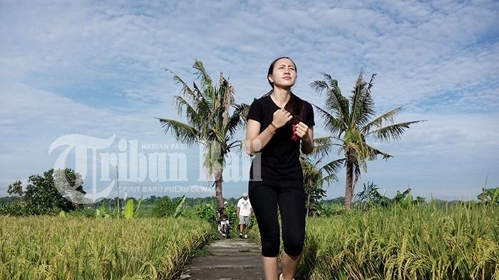 Seorang prngunjung saat jogging di Jogging Track Kertalangu, Tohpati, Denpasar, Bali.