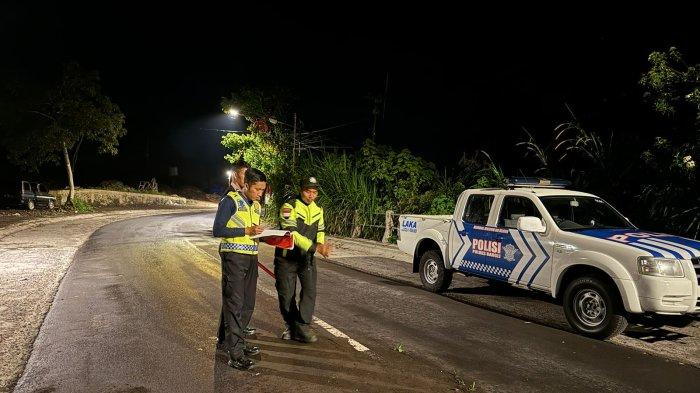 Polisi saat melakukan olah TKP pasca peristiwa kecelakaan adu jangkrik antara Honda Scoopy dengan Jupiter MX. Kamis (16/5/2024)