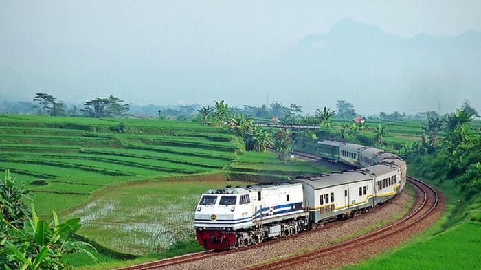 Kereta Api Argo Parahyangan Anjlok - Tribun-bali.com