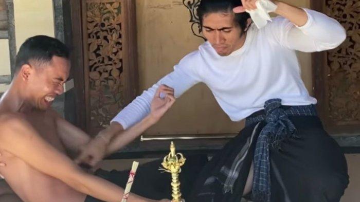 Jero Balian Bayu saat mengobati pasien. 