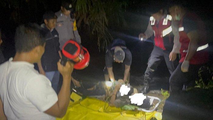 Aparat Kepolisian Polsek Petang saat melakukan evakuasi jasad pemuda, yang nekat akhiri hidup di bawah jembatan bangkung pada Minggu 26 Mei 2024 malam