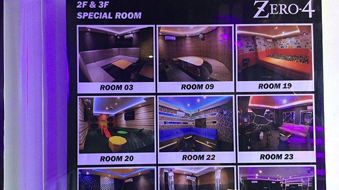 Keluarga Menyanyi Bersama di Acara Karaoke Keluarga
