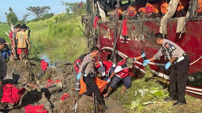 Proses Evakuasi kecelakaan bus Arga Mas di Tol Pemalang-Pejagan