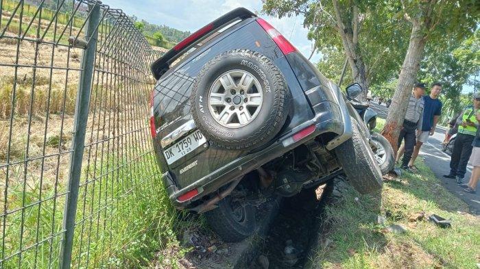 Sebuah mobil pribadi yang mengalami lakalantas out of control menabrak pohon perindang dan terperosok ke got di pinggir Jalan Raya Denpasar-Gilimanuk wilayah Desa Mendoyo Dangin Tukad, Kecamatan Mendoyo, Jembrana, Kamis 2 Mei 2024.
