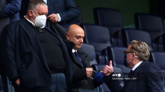 Ketua Tottenham Hotspur Inggris Daniel Levy (tengah) mengambil tempat duduknya di kotak direktur jelang pertandingan sepak bola Liga Utama Inggris antara Tottenham Hotspur dan Southampton di Stadion Tottenham Hotspur di London utara pada 21 April 2021.