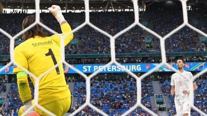 Kiper Swiss, Yann Sommer (kiri), bersuka cita setelah gelandang Spanyol, Sergio Busquets (kanan), gagal mengeksekusi penalti dalam pertandingan perempat final Euro 2020, Jumat, 2 Juli 2021.
