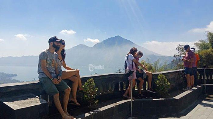 Sejumlah wisatawan menikmati pemandangan di Penelokan Viewpoint, Kamis (7/10/2019).