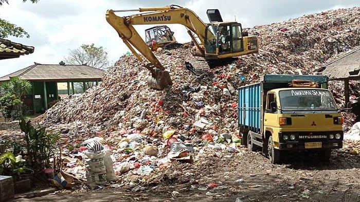 TPA Mandung - Sampah kiriman ini akan ditampung selama berlangsungnya WWF.

Dua tempat itu ialah TPA Mandung, di Desa Sembung Gede Kecamatan Kerambitan.

Dan yang kedua di TPST eks lahan Galian C di Desa Kelating, Kecamatan Kerambitan.