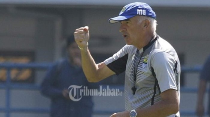 Belakangan ini ada isu beredar nama-nama yang bakal menggantikan Luis Milla di klub kebanggaan Bobotoh itu.

Nama-nama mantan pelatih Persib Bandung seperti Mario Gomez dan Dejan Antonic pun dirumorkan untuk menjadi pengganti Luis Milla.

Akan tetapi, isu tersebut nampaknya akan menjadi rumor belaka jika kandidat pelatih disebut belum pernah ada di Persib Bandung. 

Mario Gomez pernah di Persib Bandung pada 2017-2018.

Sementara Dejan Antonic melatih Persib Bandung pada 2016.