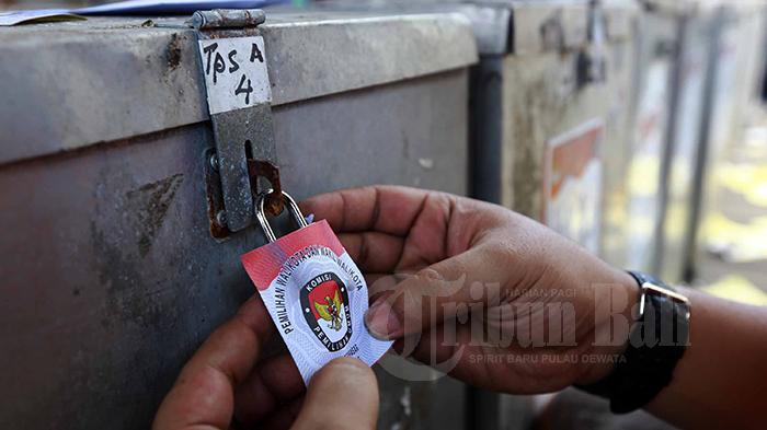 Petugas menyegel kotak surat suara Pemilihan Walikota Denpasar di Kantor KPU Denpasar, Jalan Raya Renon, Denpasar, Bali, Sabtu (5/12/2015). KPU Denpasar mendistribusikan kotak suara ke dua kecamatan, Denpasar Barat dan Denpasar Selatan dengan total 457 kotak suara.