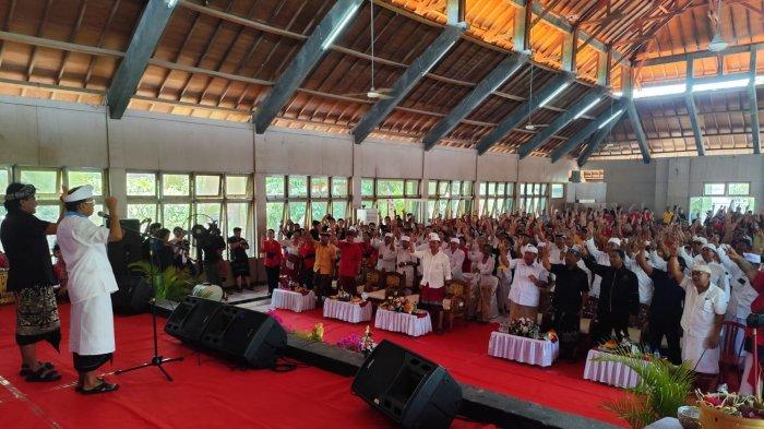 Paslon Gubernur Bali nomor 2 Wayan Koster dan Giri Prasta saat kampanye terbuka tahap pertama di Kecamatan Buleleng Kabupaten Buleleng, Kamis 3 Oktober 2024