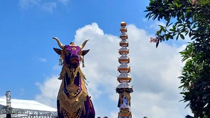 LEMBU TANGI - Lembu tangi dalam palebon di Puri Agung Ubud saat ditaruh di barat Pasar Tematik Ubud, Gianyar, Rabu (10/4). Palebon Tjokorda Bagus Santaka akan digelar, Minggu (14/4).