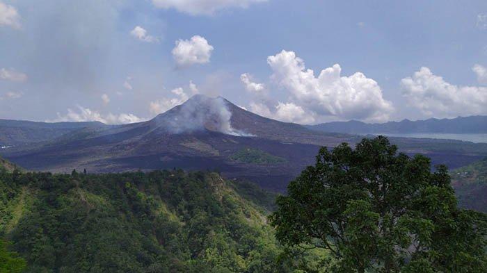 Gunung Batur, Kintamani. Jalur pendakian di gunung ini masih dibuka normal di tengah wacana tersebut. 

Hal ini diungkapkan Kepala Kesatuan Pengelolaan Hutan Konservasi Kintamani, Balai KSDA Bali, Made Budiadnyana Putra, saat dikonfirmasi Selasa (27/6/2023).

Kata dia, hingga kini belum ada penutupan lagi di jalur pendakian, sejak dibuka kembali pasca pandemi Covid-19 akhir tahun 2022 lalu.