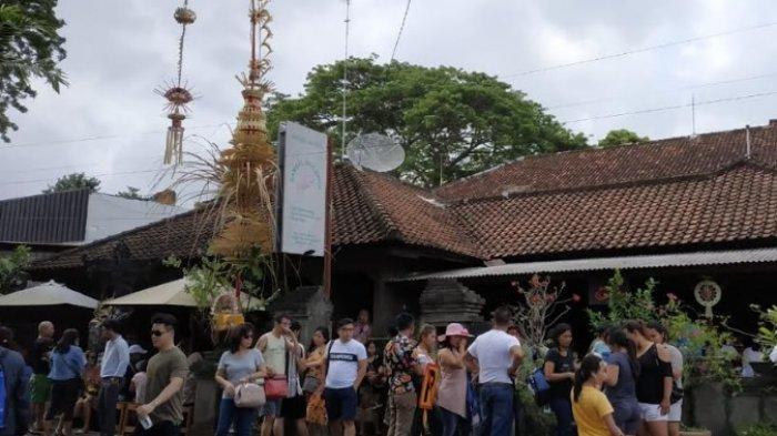 Sejumlah wisatawan domestik dan asing antre di depan Warung Mak Beng, pilihan tempat makan siang enak dan legendaris di Sanur, Bali.