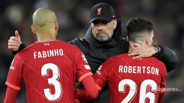 Manajer Liverpool asal Jerman Jurgen Klopp (tengah) mengucapkan selamat kepada gelandang Liverpool asal Brasil Fabinho (kiri) dan bek Liverpool asal Skotlandia Andrew Robertson