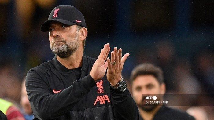 Manajer Liverpool asal Jerman Jurgen Klopp memberikan tepuk tangan kepada para pendukung di akhir pertandingan selama pertandingan sepak bola Liga Premier Inggris 