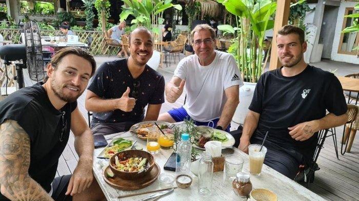 Marc Klok, Ryan Tayyeb, Robert Rene Alberts, dan Wiljan Pluim saat reunian di Bali belum lama ini. Klok diisukan akan susul Rene Alberts ke Persib Bandung usai tinggalkan Persija Jakarta.