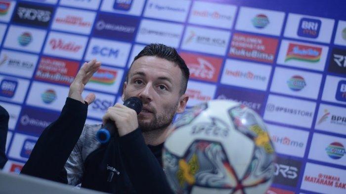 Marc Klok menjadi bintang kemenangan, laga Persib Bandung vs PSIS Semarang, yang merupakan pertandingan pekan kesembilan Liga 1 2023-2024 di Stadion Jatidiri, Minggu, 20 Agustus 2023.

Brace yang dicetaknya melalui tendangan penalti menit 24 dan 90+2 mengantarkan Persib Bandung meraih kemenangan dengan skor 2-1.

Selain mengamankan tiga poin, brace yang dicetak Marc Klok mendekatkan Persib Bandung pada torehan 1000 gol sejak era Liga Indonesia (LI) pada tahun 1994.