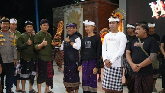 PENGUMUMAN JUARA - Bupati Jembrana, I Made Kembang Hartawan didampingi Wakil Bupati Jembrana, I Gede Ngurah Patriana Krisna alias Ipat saat menyerahkan hadiah lomba ogoh-ogoh kepada pemenang di panggung utama Gedung Kesenian Bung Karno Kota Negara, Sabtu (22/3) malam. 