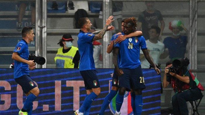 Penyerang Moise Kean (20) merayakan keberhasilan mencetak gol bersama rekan setimnya.