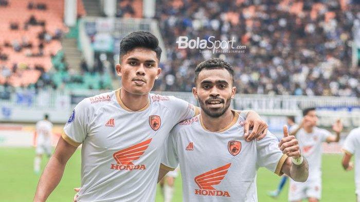 Dua pemain PSM Makassar, Muhammad Ramadhan Sananta (kiri) dan Yakob Sayuri (kanan), sedang berfoto bersama dalam laga pekan ke-24 Liga 1 2022 di Stadion Pakansari, Bogor, Jawa Barat, Selasa (14/2/2023).