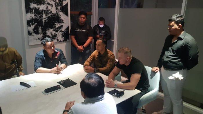 SIDAK - Komisi II DPRD Badung saat melakukan sidak di Imani rooftop resto dan bar yang berlokasi di kawasan Petitenget, Kerobokan Kelod, Kuta Utara, Badung, Kamis (31/8) malam.